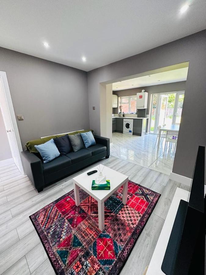 Burmese - 5 Bedroom House Earley Bagian luar foto