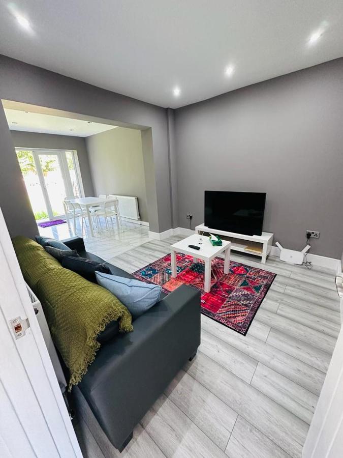Burmese - 5 Bedroom House Earley Bagian luar foto